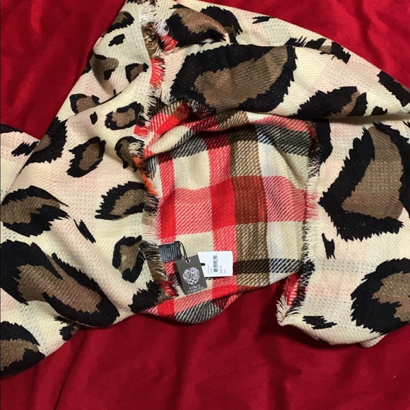 Vince Camuto Reversible scarf wrap - Picture 3 of 5